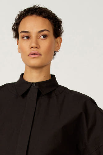 Chemisier noir Astrid Black Label, à manches courtes et col classique.
