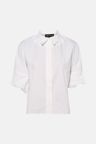 Chemisier blanc Astrid Black Label, à manches courtes et avec une bande verticale au milieu.