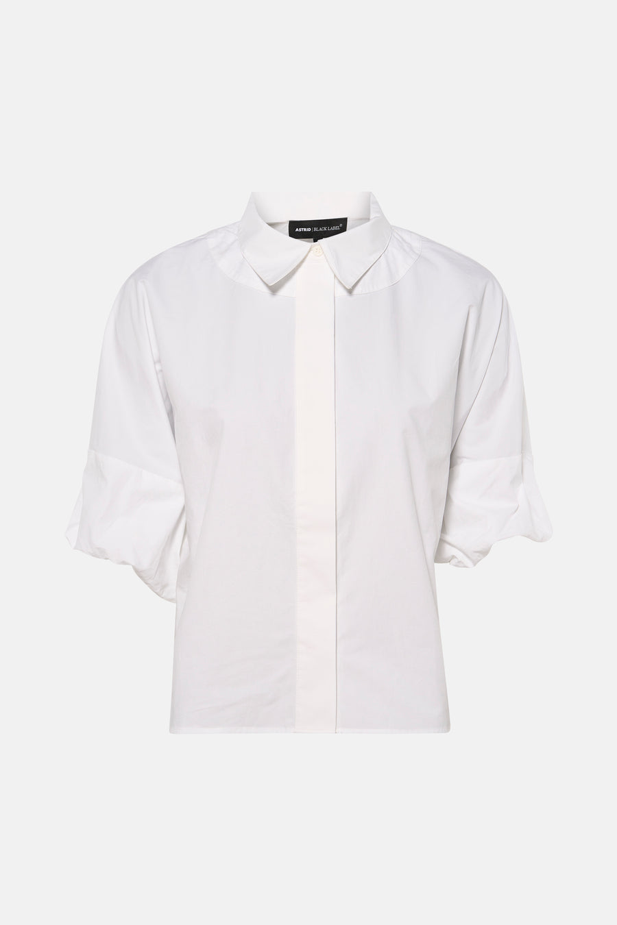 Chemisier blanc Astrid Black Label, à manches courtes et avec une bande verticale au milieu.