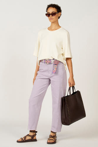 T-shirt écru à manches courtes d'Astrid Black Label, avec une coupe légèrement cintrée et un tissu lisse.