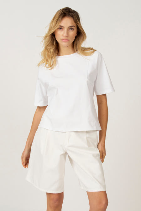 T-shirt blanc à manches courtes d'Astrid Black Label, avec un design simple et une coupe droite.