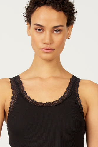 T-shirt noir Astrid Black Label avec des détails sur les bords le la ligne du col.
