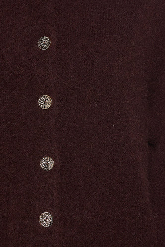 Bruine vest met zilveren knopen.