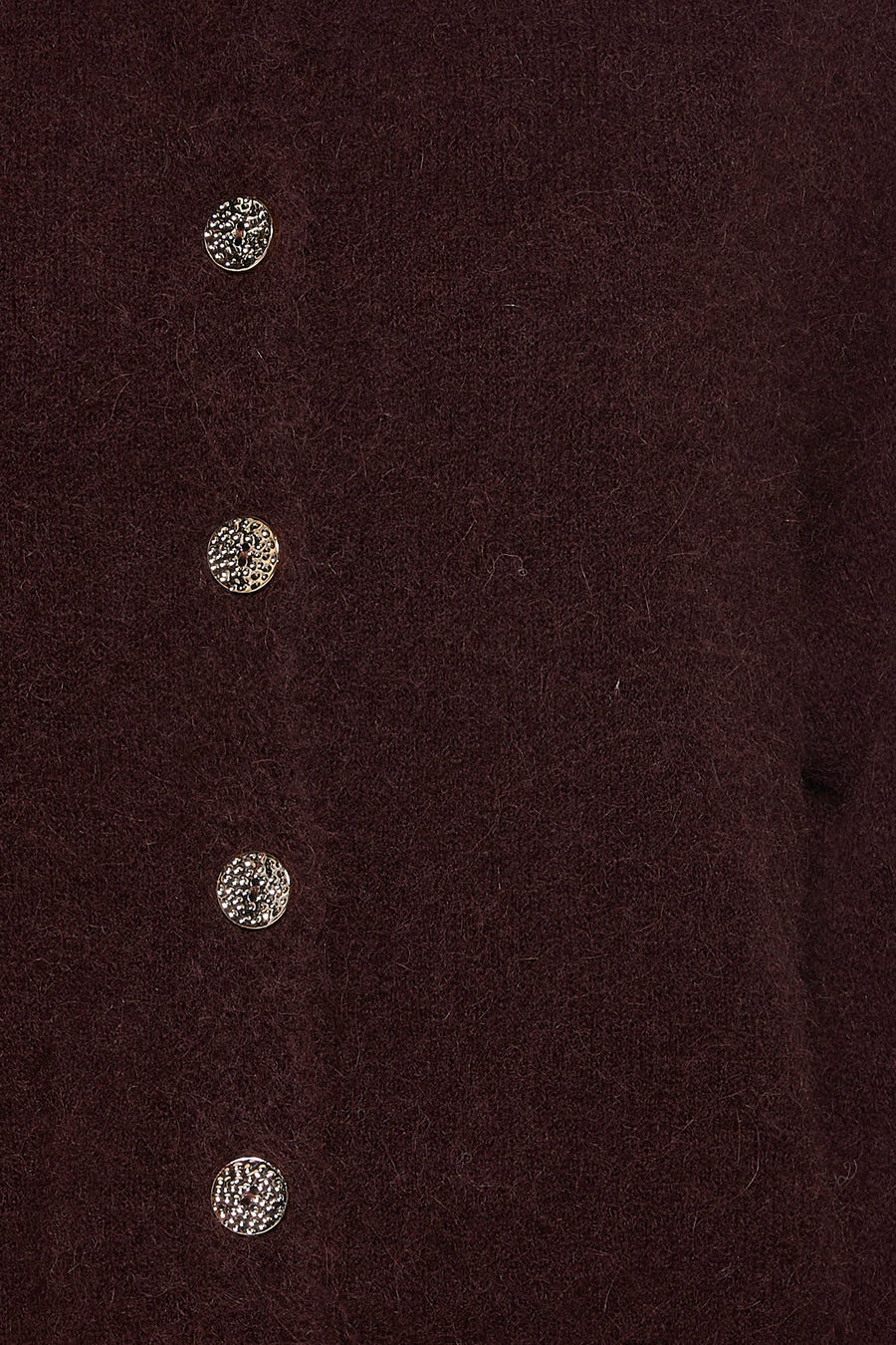 Bruine vest met zilveren knopen.