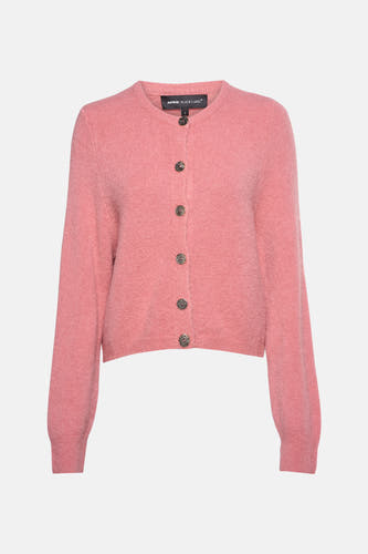 Gilet rose d'Astrid Black Label, avec fermeture à boutons et texture fine tricotée.
