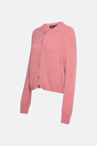 Veste rose d'Astrid Black Label avec des manches longues et des boutons dorés.