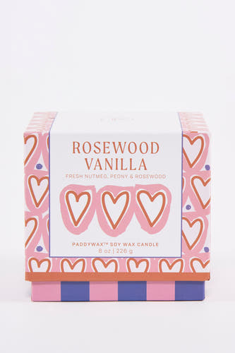 Bougie multicolore de Paddywax, avec un motif de cœur décoratif et des accents violets.