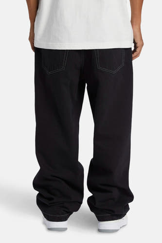 Jean décontracté noir de denim de DC SHOES, avec des surpiqures blanches et une coupe ample.