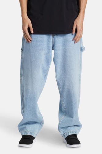 Jean large en denim bleu clair de DC SHOES, avec une jambe large et des poches latérales.