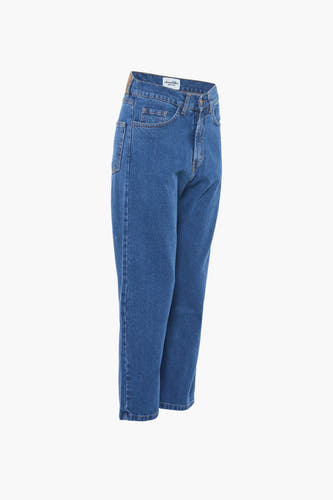 Jean large en denim bleu de KAOTIKO, avec jambes droites et ceinture classique.