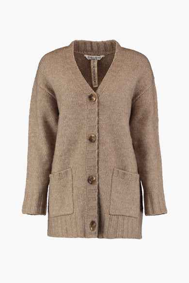 Gilet en tricot beige de ZABAIONE avec col en V, boutons marron et deux poches plaquées.
