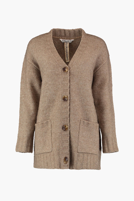 Gilet en maille beige à manches longues de ZABAIONE, avec col, poignets et ourlet côtelés, dos.