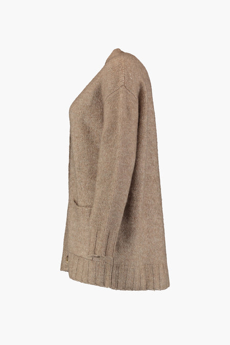 Gilet en maille beige à manches longues, bords-côtes, poches et fentes latérales de ZABAIONE.