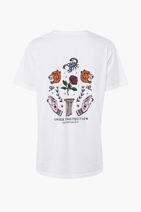 T-shirt blanc à manches courtes de KAOTIKO, avec une impression audacieuse sur l'arrière avec des tigres, un scorpion et le texte "Under Protection".