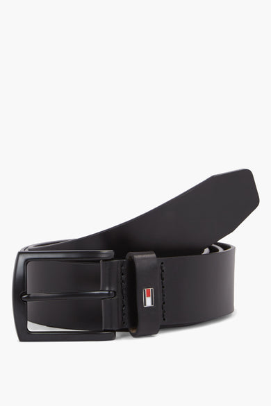 Zwarte leren herenriem met Tommy Hilfiger logo.