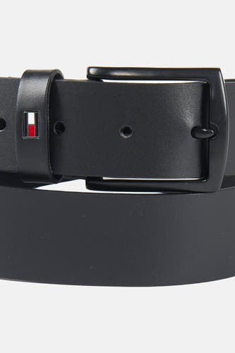 Zwarte riem van TOMMY JEANS met getextureerd oppervlak, zwarte gesp en het rood-wit-blauwe logo op de passant.
