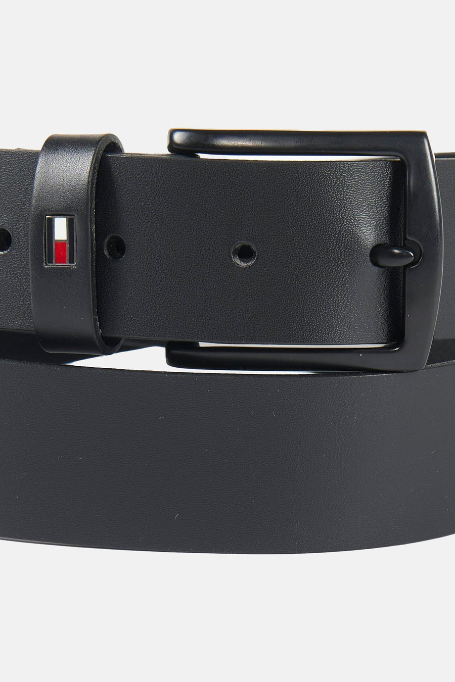 Zwarte riem van TOMMY JEANS met getextureerd oppervlak, zwarte gesp en het rood-wit-blauwe logo op de passant.