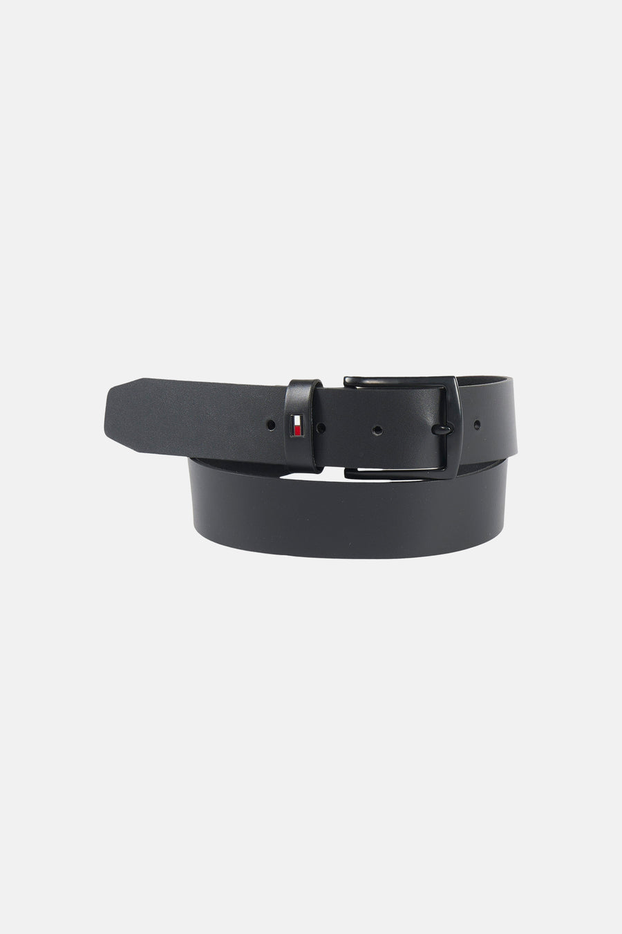 Ceinture noire TOMMY JEANS avec une boucle noire et un logo drapeau rouge, blanc, bleu sur la passant.