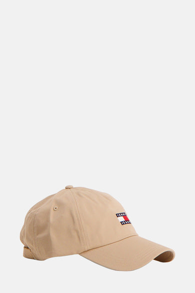 Beige pet van TOMMY JEANS, met een geborduurd logo aan de voorkant en verstelbare band aan de achterkant.