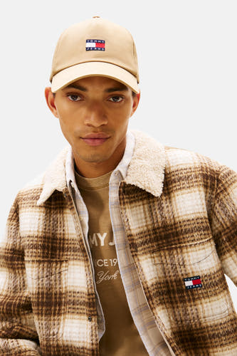 Chapeau beige de Tommy Jeans avec un logo brodé et une bande réglable à l'arrière.
