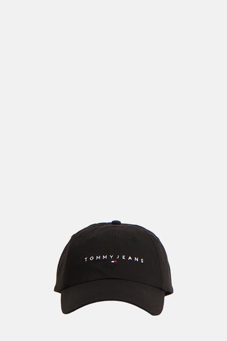 Zwarte pet van TOMMY JEANS, met geborduurde merknaam op de voorkant.
