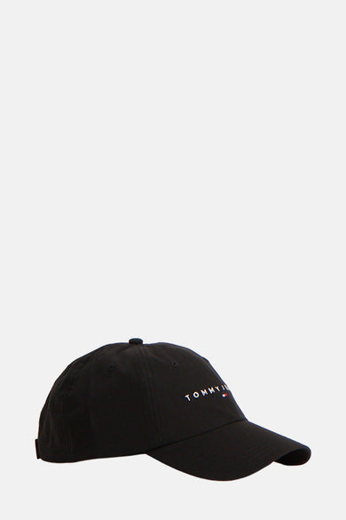 Zwarte pet van Tommy Jeans met geborduurde merknaam en klein logo.
