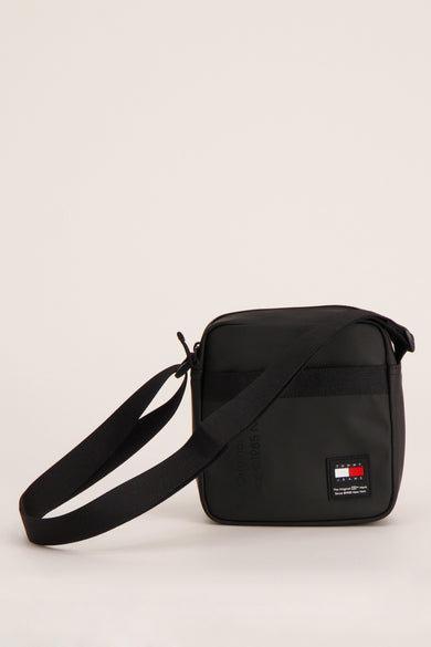 Sac à dos noir de TOMMY JEANS, avec une sangle ajustable et un fini lisse.