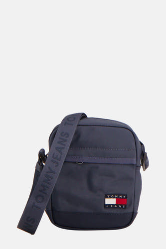 Sac à dos bleu de TOMMY JEANS avec une sangle ajustable et logo de marque.