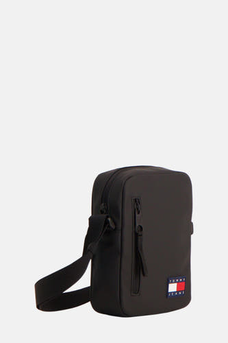Sac à dos noir de TOMMY JEANS, avec une sangle d'épaule ajustable et un logo sur l'avant.
