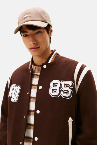 Chapeau beige de Tommy Jeans, avec une fine structure en côtes et un logo de marque.