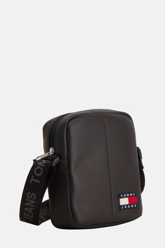 Sac à dos noir de TOMMY JEANS, avec logo de marque et sangle d'épaule ajustable avec le nom de la marque, en vue latérale.