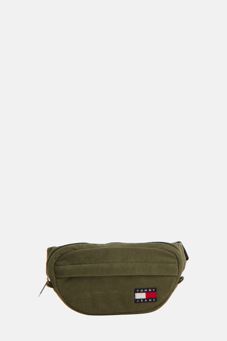 Groene schoudertas van TOMMY JEANS, met corduroy textuur en een Tommy Jeans logo patch.