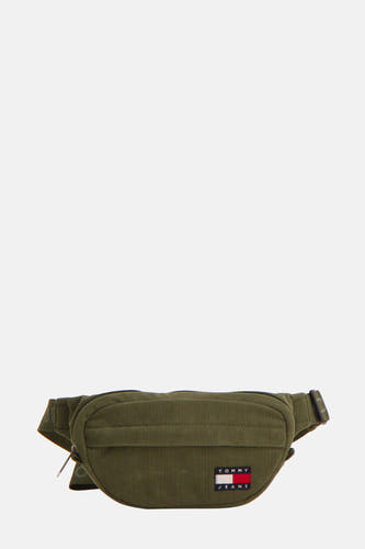 Sac à dos vert de TOMMY JEANS, avec une texture en corduroy et un détail de logo brodé.