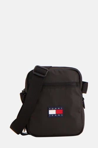 Sac à dos noir de TOMMY JEANS, avec une sangle ajustable et un design simple.