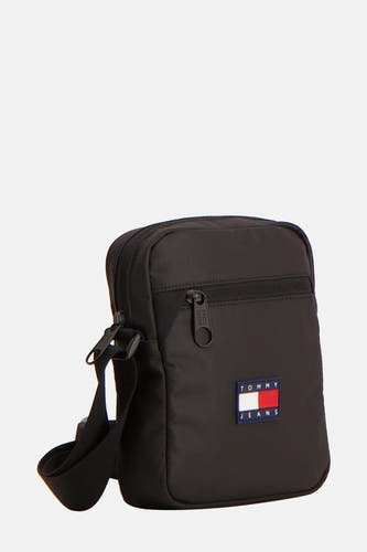Sac à dos noir de TOMMY JEANS, avec un logo carré et une sangle d'épaule ajustable.