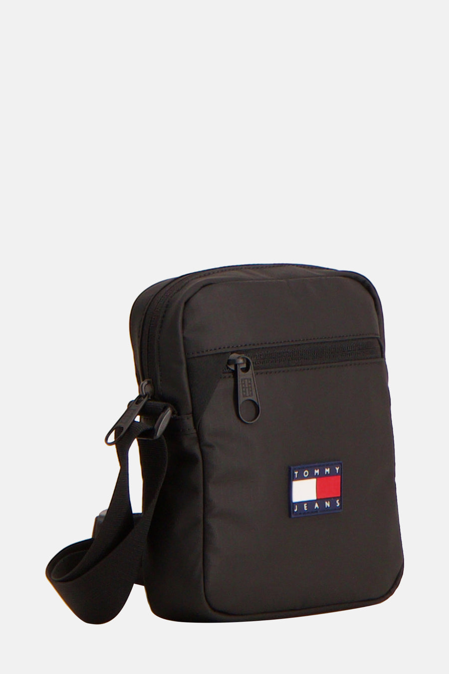 Sac à dos noir de TOMMY JEANS, avec un logo carré et une sangle d'épaule ajustable.