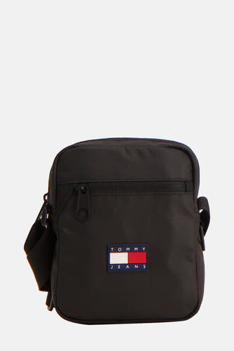 Sac à dos noir de TOMMY JEANS, avec un logo dans les couleurs rouge, blanc et bleu.