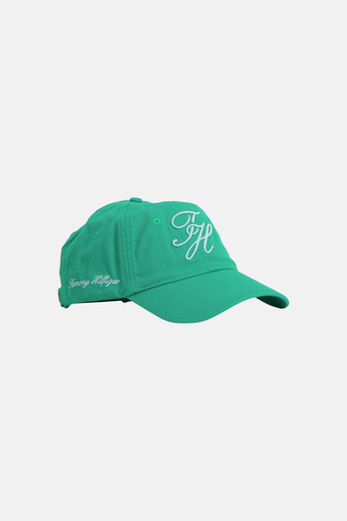 Casquette verte TOMMY JEANS avec monogramme 'TH' blanc brodé sur le devant et 'Tommy Hilfiger' à l'arrière, vue latérale.
