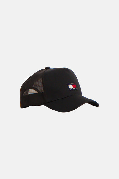 Casquette noire TOMMY JEANS avec un logo brodé sur le devant et un dos en mesh.