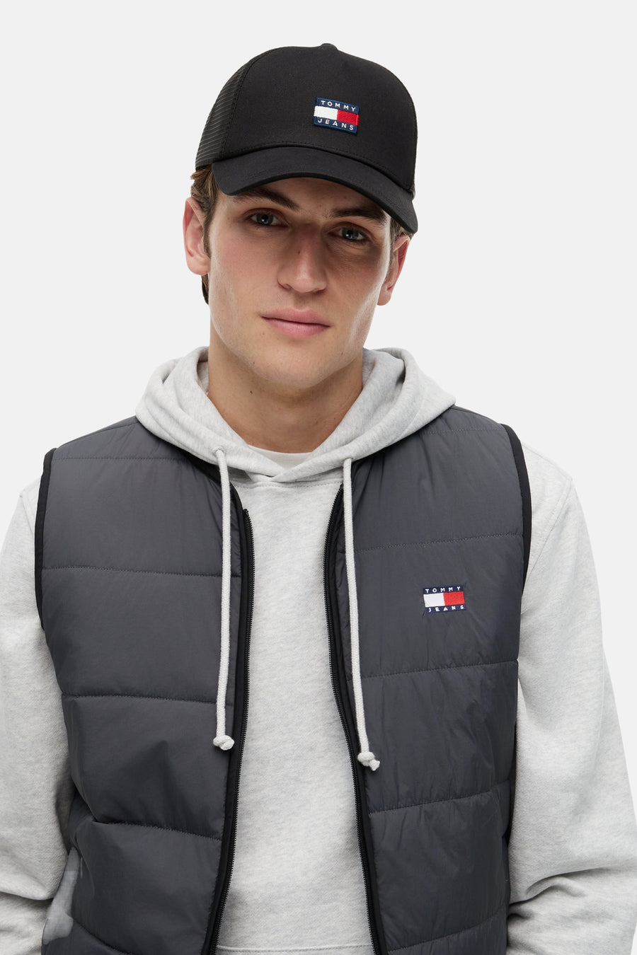 Casquette noire Tommy Jeans, avec logo sur le devant et arrière en mesh.
