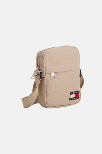 Sac à bandoulière beige de TOMMY JEANS, avec écusson logo dans le coin.