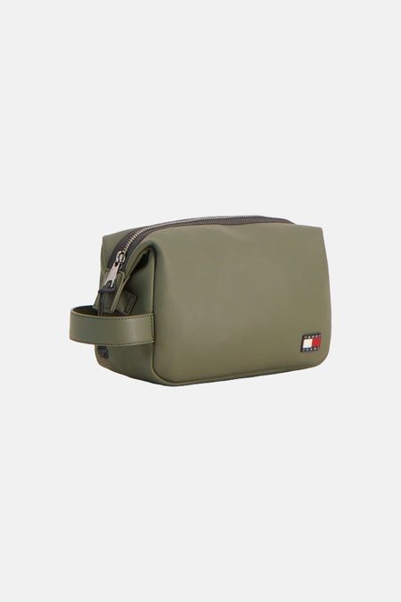 Trousse de toilette verte TOMMY JEANS avec fermeture éclair, poignée latérale et logo drapeau.