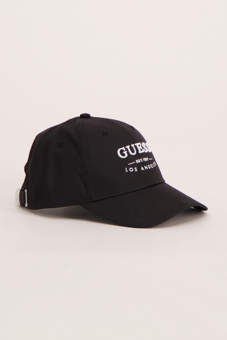 Chapeau noir de Guess avec une boucle argentée à l'arrière.