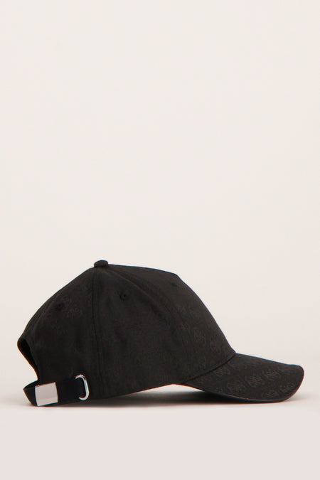 Chapeau noir de Guess, avec un motif logo subtil et une fermeture argentée à l'arrière, en vue latérale.