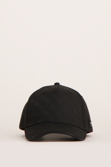 Chapeau noir de Guess avec un motif de logo subtil.