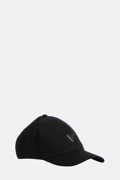 Chapeau noir de Guess, avec un logo triangulaire sur l'avant.
