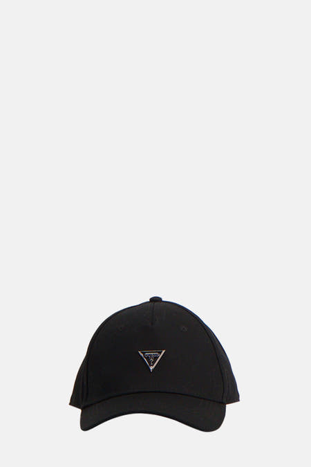 Chapeau noir de Guess, avec un logo métallique en forme de triangle sur l'avant.