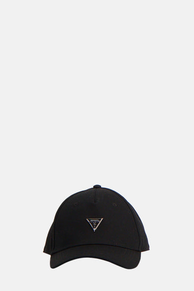 Chapeau noir de Guess, avec un logo métallique en forme de triangle sur l'avant.