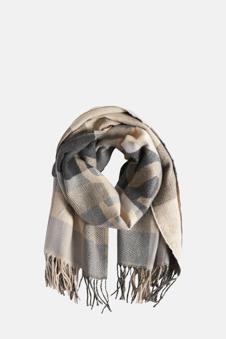 Chapeau d'hiver gris de Guess avec un motif de lunettes et une texture tissée, en version froissée.