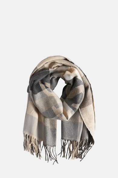 Chapeau d'hiver gris de Guess avec un motif de lunettes et une texture tissée, en version froissée.